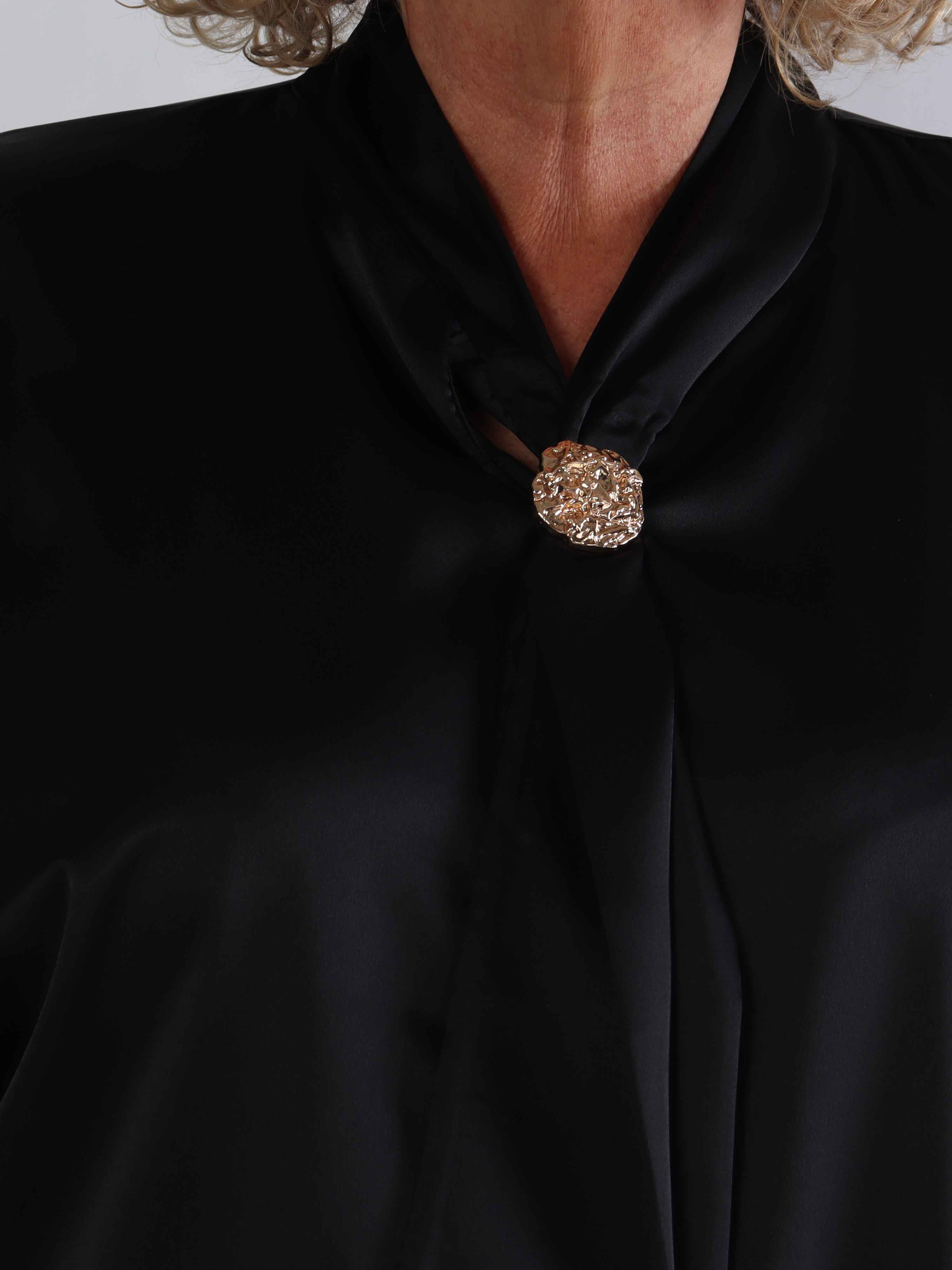 Janai - Sød plus size tunika i silkelook med guld broche